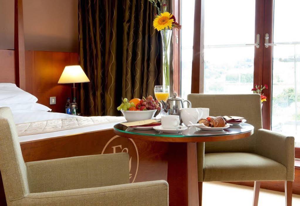 Four Seasons Hotel, 卡林福德 外观 照片